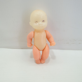 Кукла пупс с рельефными волосами. Тело пластмасса, руки и ноги резиновое